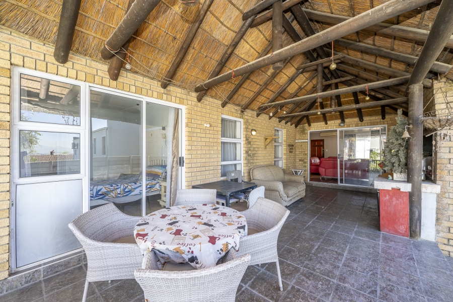 4 Bedroom Property for Sale in Uitzicht Western Cape